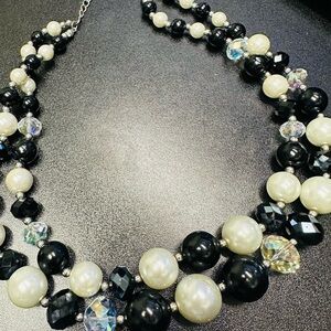Elegant Black and White Pearl Necklace
